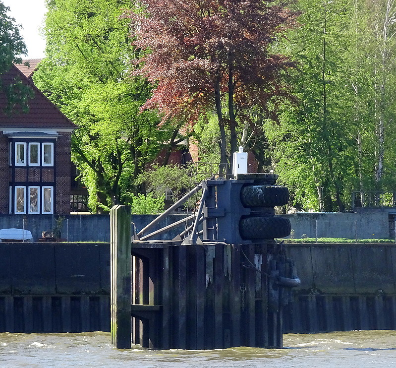 Hamburg / Dry Dock Elbe 17 Entrance light
Keywords: Germany;Hamburg;Elbe