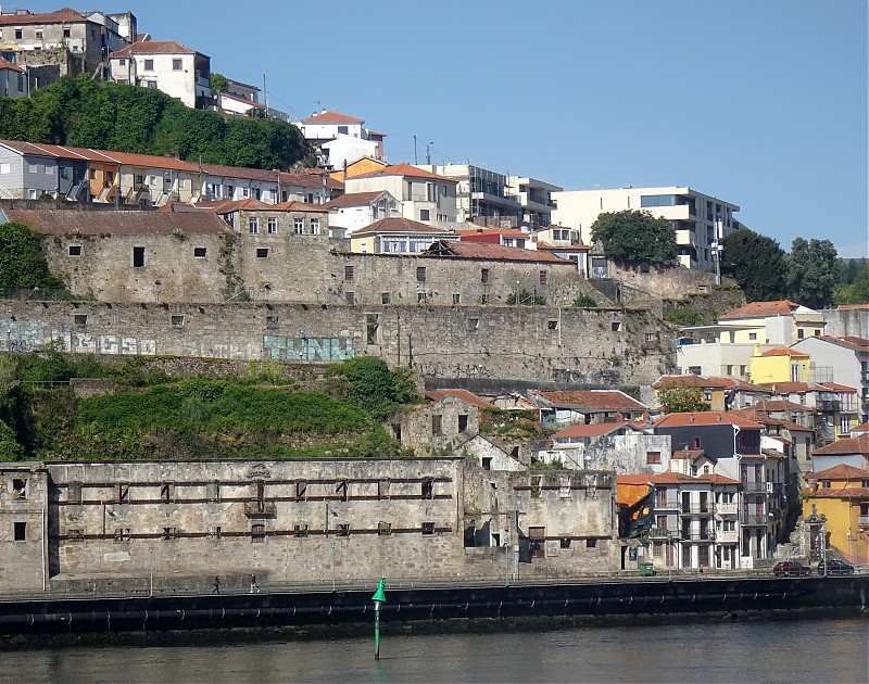 Porto / Rio Douro / Beacon 17E light
Keywords: Portugal;Atlantic ocean;Porto;Offshore