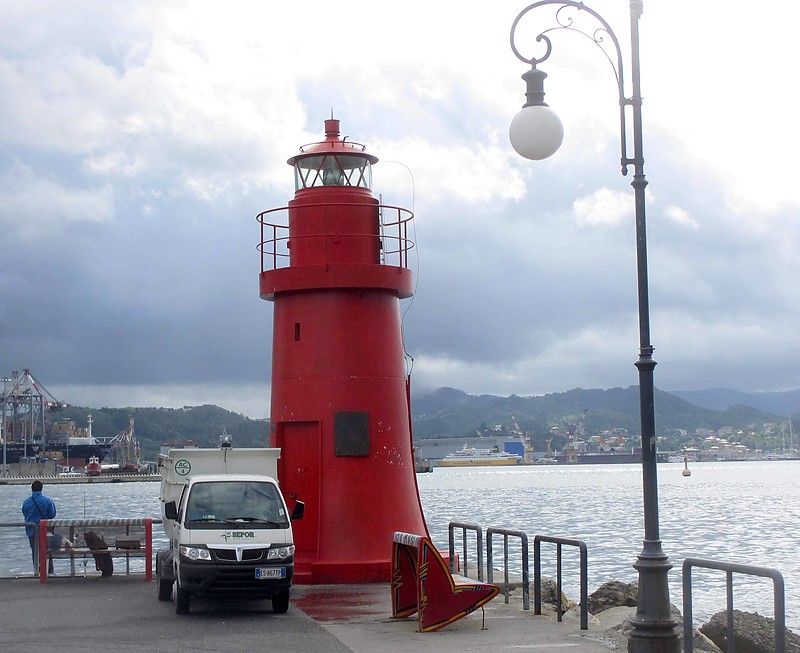 La Spezia /  Porto Mercantile / Molo Italia lighthouse
Keywords: La Spezia;Italy;Ligurian sea