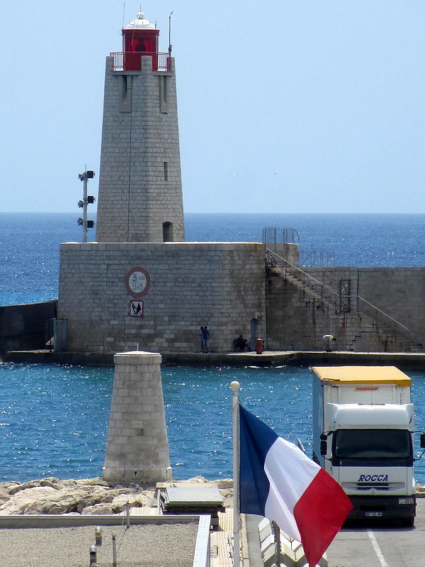 Nice / La "Tour rouge", ancien feu de Nice (front) and Jetee du Large lighthouse (behind)
Keywords: Nice;France;Mediterranean sea