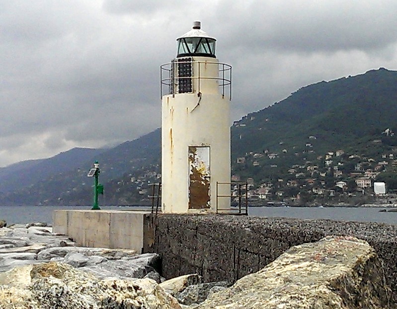 Camogli / Outer Mole / Head lighthouse  + Head light
Keywords: Liguria;Portofino;Italy;Ligurian sea