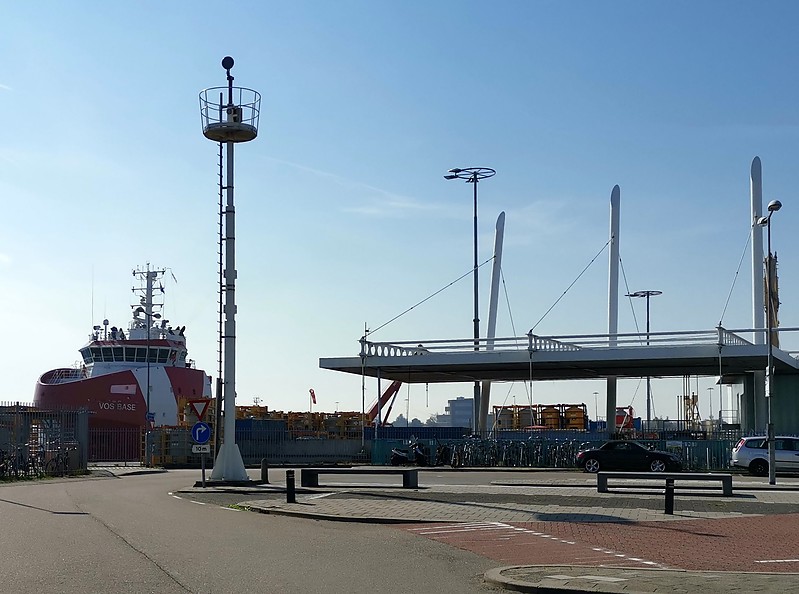 Wierhoofdhaven / Ferry / Ldg Lts Rear
Keywords: Netherlands;North Sea;Den Helder