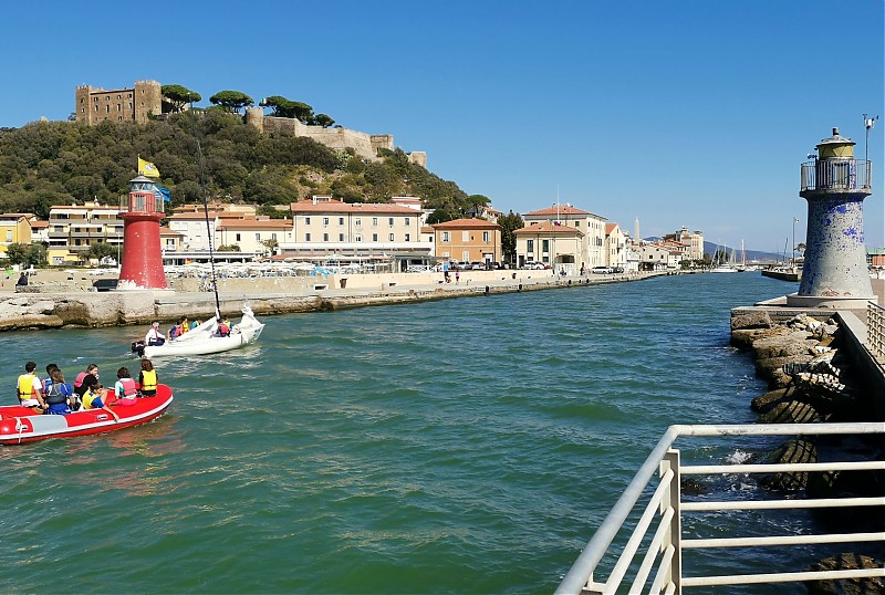 Castiglione della Pescaia / N Mole Head (L) + old S Mole Head lights
Keywords: Italy;Mediterranean sea;Tuscany;Castiglione della Pescaia