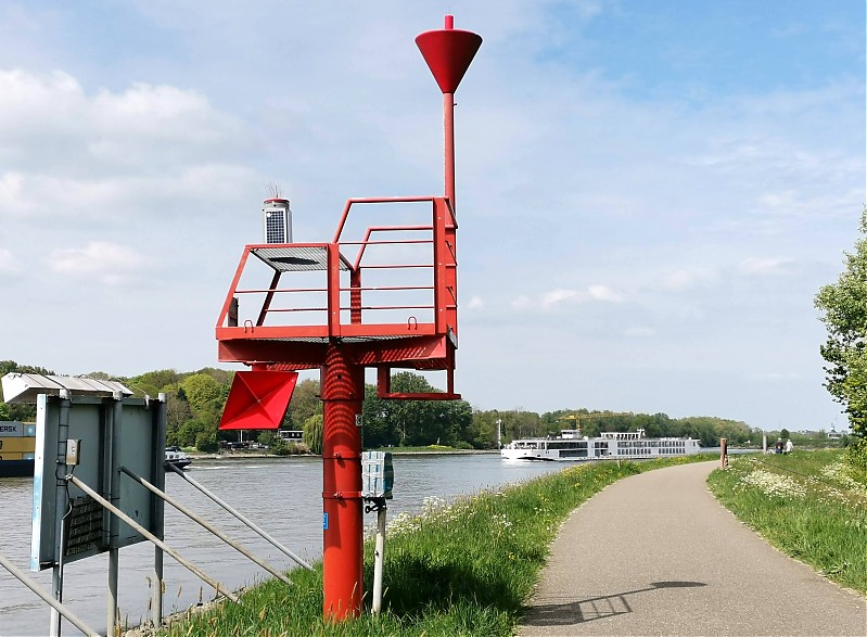 River Maas / Noord / Light No 12
Keywords: Netherlands;Maas