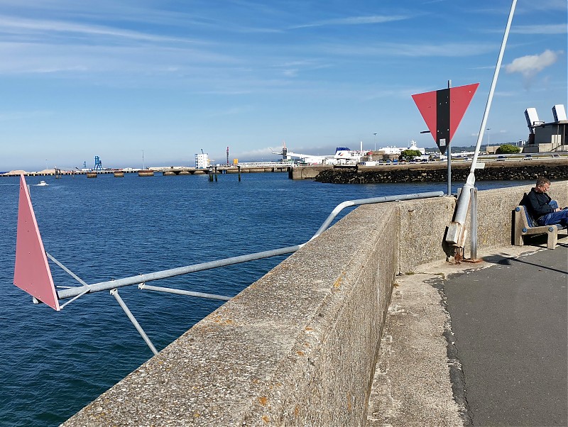 Cherbourg / Jetee de Chantereyne / Front + Rear Daymarks
Keywords: France;English Channel;Normandy;Cherbourg;Daymark