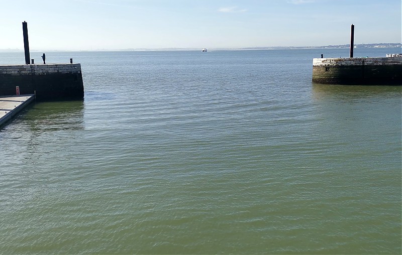 Porto de Lisboa / Naval Dock / E Pier (L) + West Pier (R) lights
 (L)  N38°42.453' W9°7.854' (R)
Keywords: Lisbon;Portugal;Rio Tejo