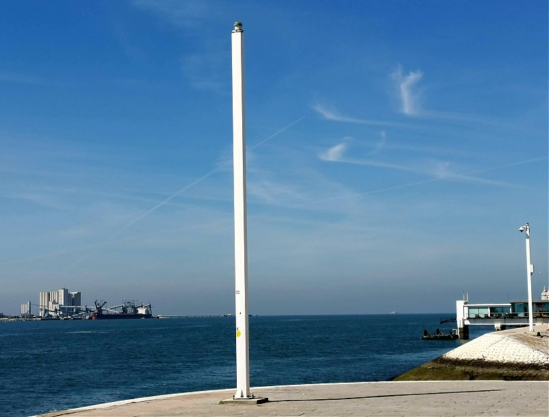 Porto de Lisboa / Doca do Bom Sucesso Dock / Entrance E Pier light
Keywords: Lisbon;Portugal;Rio Tejo