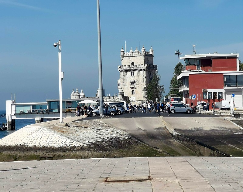 Porto de Lisboa / Doca do Bom Sucesso Dock / Entrance W Pier light
Keywords: Lisbon;Portugal;Rio Tejo