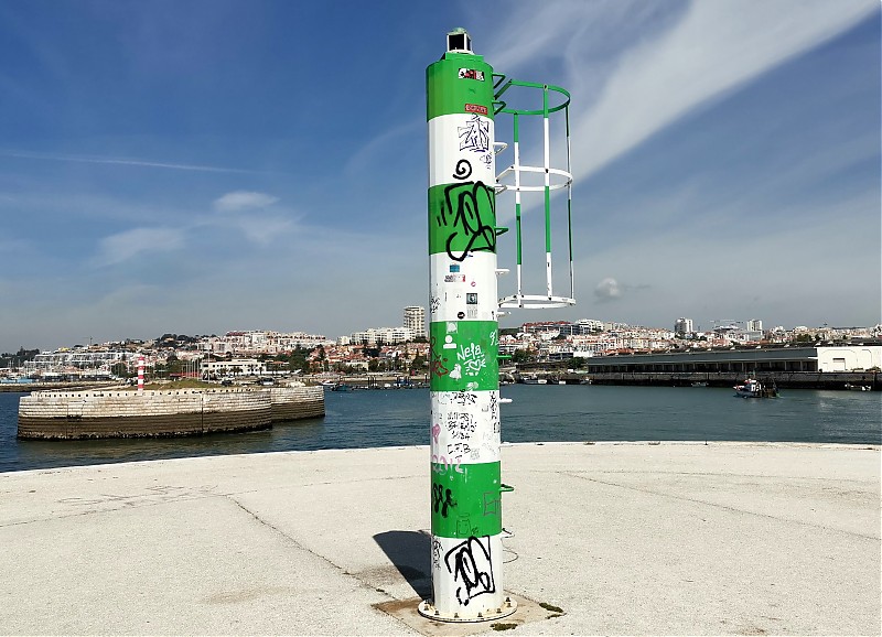 Porto de Lisboa / Doca de Pedrouços / E Pier Head light
Keywords: Lisbon;Portugal;Rio Tejo