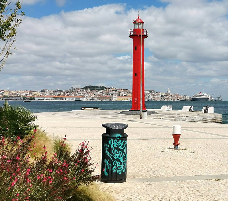 Lisboa / Cacilhas lighthouse
Keywords: Lisbon;Portugal;Rio Tejo