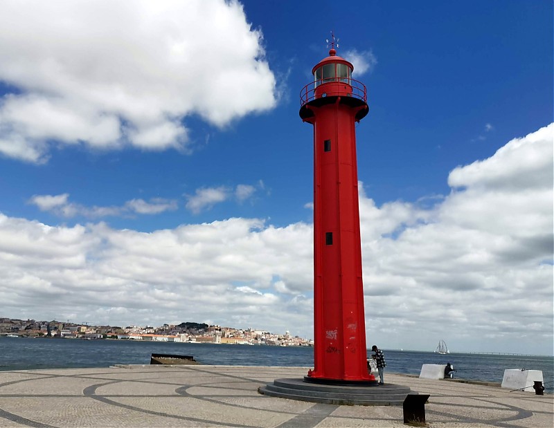 Lisboa / Cacilhas lighthouse
Keywords: Lisbon;Portugal;Rio Tejo