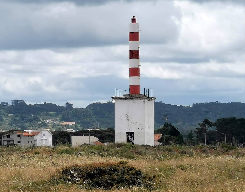 São Martinho do Porto / Ldg Lts Rear
Keywords: Portugal;Atlantic ocean