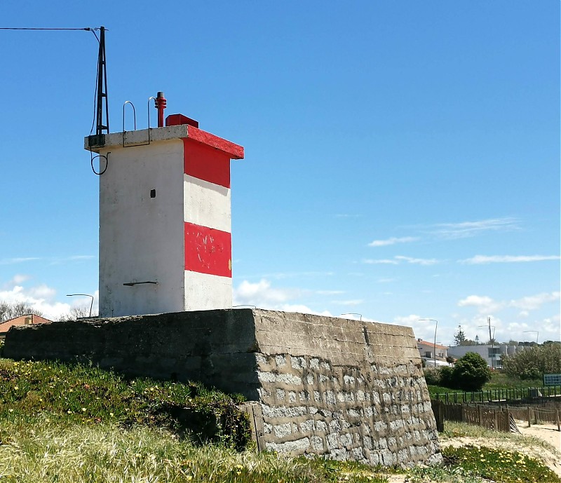 Praia da Aguda / Ldg Lts Front / On dunes S of beach light
Keywords: Portugal;Atlantic ocean;Praia da Aguda;Siren