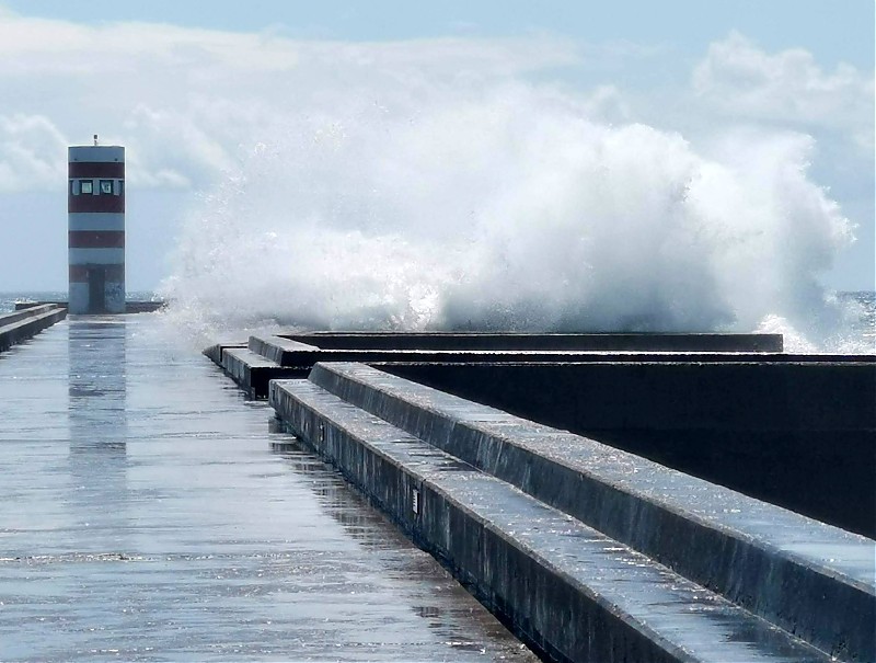 Porto / Rio Douro / N Mole Pier Head light
Keywords: Portugal;Porto;Atlantic ocean