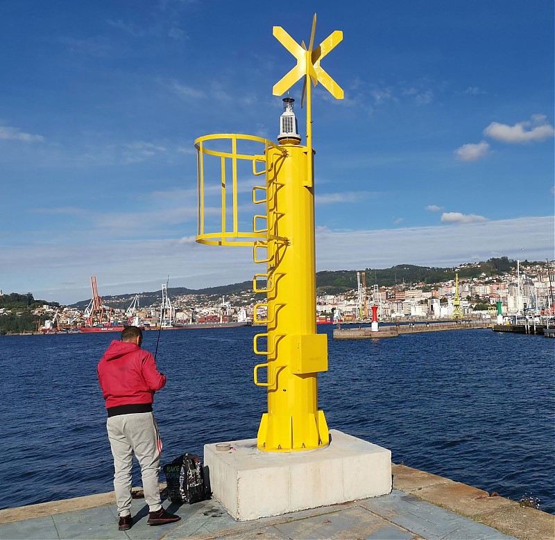 Vigo / Muelle de Transatlánticos / NE End light
Keywords: Spain;Atlantic ocean;Galicia;Vigo