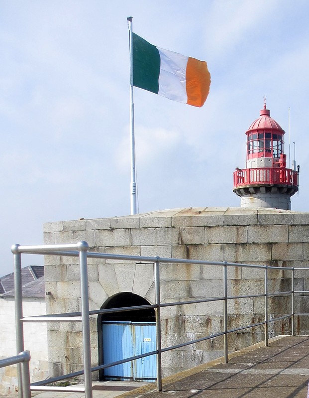 Dun Laoghaire East Lighthouse
Also shown in reduced visibility. Sync with A5874
Keywords: Dublin;Leinster;Ireland;Irish sea