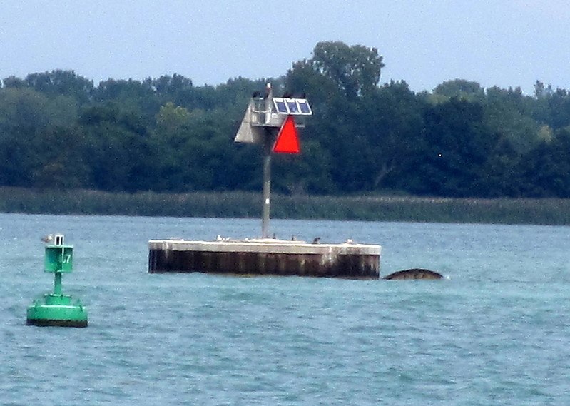 Southeastern Michigan / Detroit River / Fighting Island Channel S Light
Keywords: Michigan;Detroit;United States;Offshore