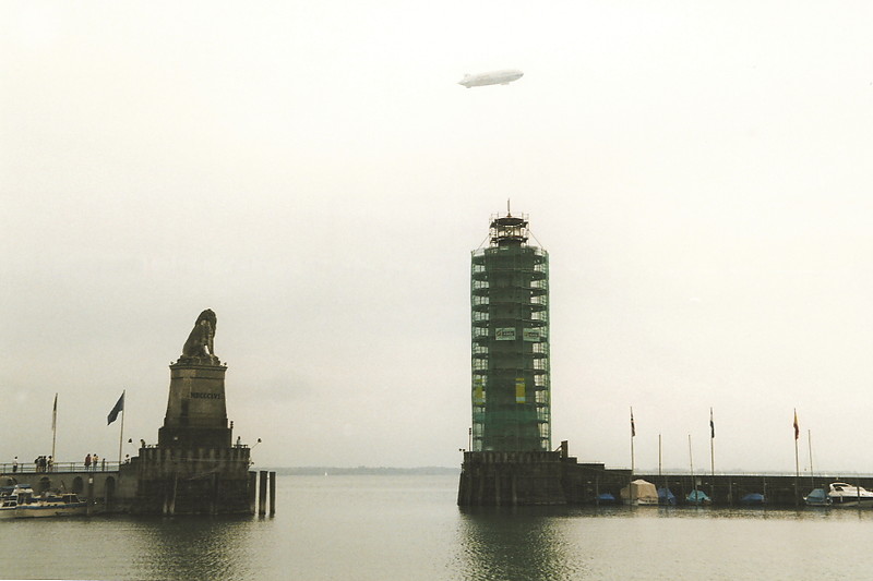 Lake Constance (Bodensee) / Lindau / Westmole Lighthouse
Lighthouse (under renovation in 1998) with airship Zeppelin NT
Keywords: Lake Constance;Bodensee;Germany;Lindau;Zeppelin;historic