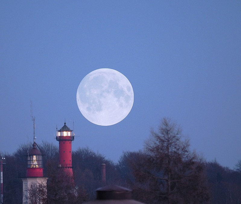 Rozewie West (left) and East (right) lighthouses
The moon and lighthouses
Keywords: Poland;Baltic sea