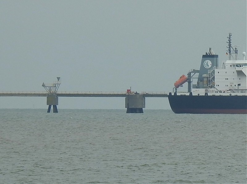 Jade / WRG Tanker Pier N end Lts in line Front and Rear
Keywords: Germany;Jade;Jadebusen;Offshore