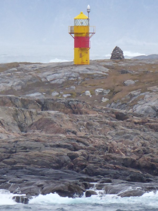 S?tuarssugssuaq (near Paamiut) light
Round cylindrical tower with lantern and gallery.
Keywords: Greenland;Labrador sea;Paamiut;Satuarssugssuaq