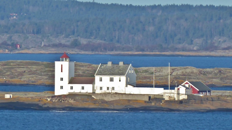Vestfold / Fulehuk lighthouse
Red lamp:
B2496; NGA-0680; NF-0336.
Light description: Oc R 6s. 
Focal plane elevation: 10 m
Keywords: Vestfold;Oslofjord;Norway