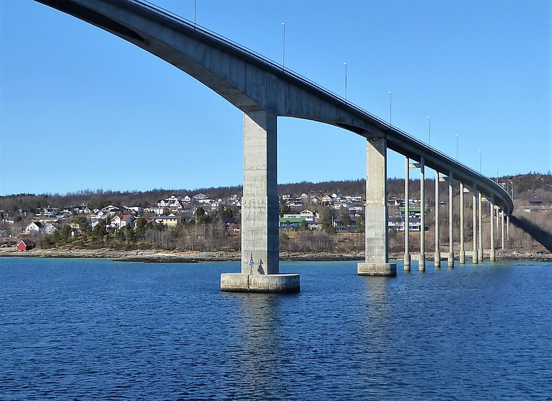 Finnsnesrenna / Gisundet Bridge Reingjerdneset V light  (06)
Keywords: Norway;Finnsnes;Finnsnesrenna;Gisund