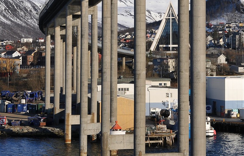 Tromsø / Tromsø Bridge - E Side light
Keywords: Norway;Norwegian sea;Grotsunds;Sandnessund;Tromsoysund;Tromso