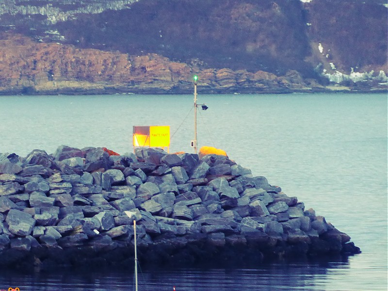 Skjervøy / Fiskeneset Mole head light
Keywords: Norway;Norwegian sea;Skjervoyskjaeret;Skjervoy Hamn