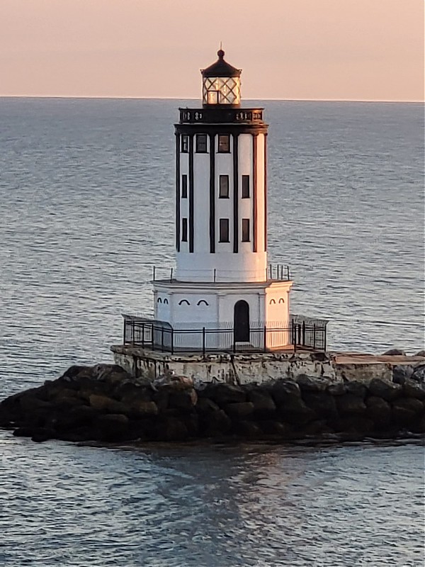 Los Angeles / Approach Channel San Pedro Breakwater lighthouse
Author of the photo: K. Ganzmann
Keywords: Pacific ocean;United States;California;Los Angeles