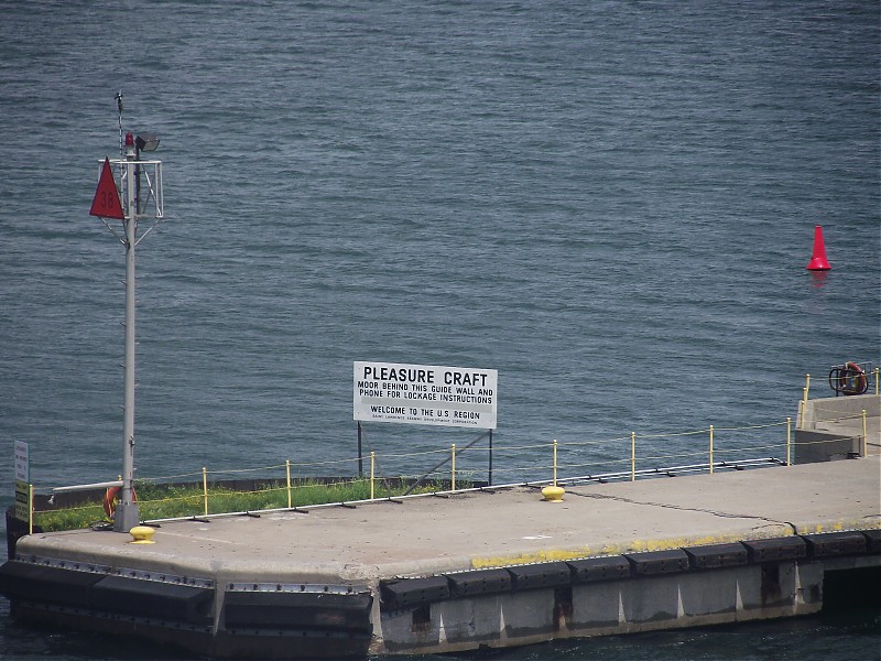 New York / Eisenhower Lock / On NW guidewall  light No 38
Posted on behalf of mitko 
Keywords: United States;New York;Saint Lawrence River