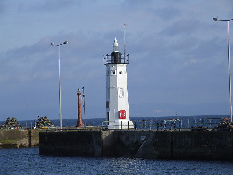 Anstruther West Pier lighthouse
In front of the lighthouse stands a lightpole with 2 permanent red lights, one above the other.
Keywords: Firth of Forth;Scotland;United Kingdom
