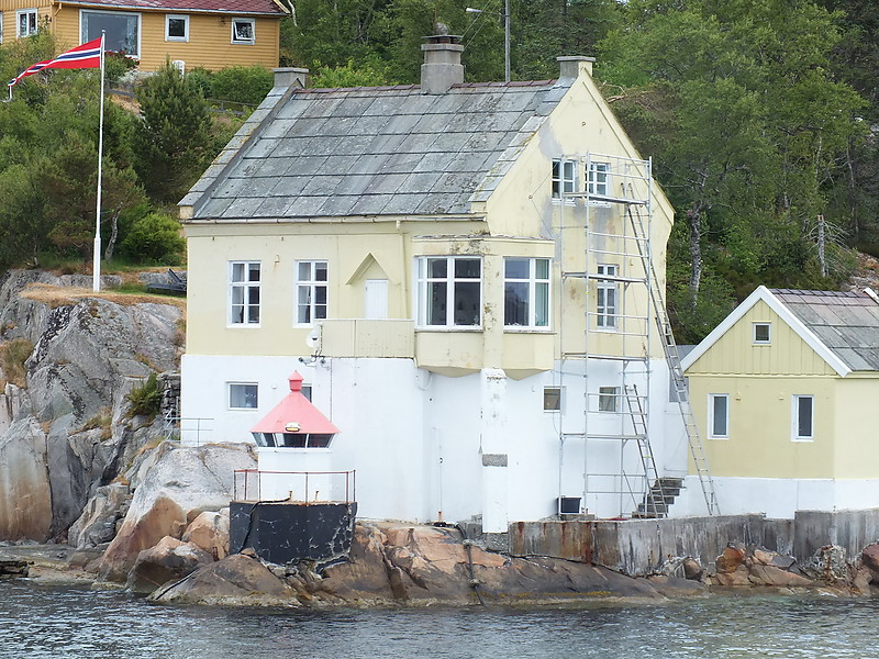 Vatlestraumen lighthouse
Keywords: Vatlestraumen;Hordaland;Norway;Bergen