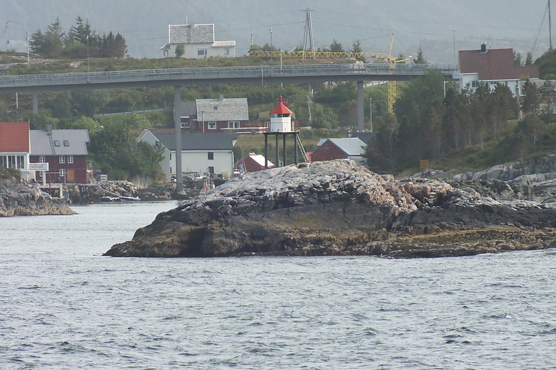 Sveggesundet lighthouse
Keywords: Hustadvika;Norway;Norwegian sea