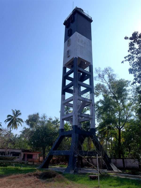Azhikode lighthouse
square tower with open framework base -
white and black horizontal bands, red lantern
Keywords: Kodungallur;Munambam;Kerala;India;Arabian sea