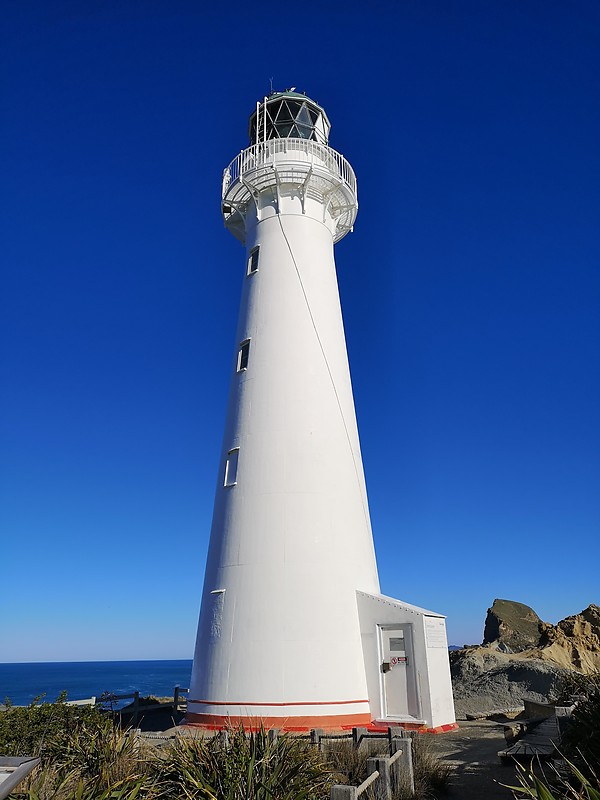 Castle Point Lighthouse
Castle Point lighthouse is situated on the Wairarapa Coast, about 70 kilometres east of Masterton. Close to the Castle Point Township, it was known as the ???holiday light???.

The Castle Point light was one of the last manned lights to be established in New Zealand.
Keywords: Northern Island;Wellington;New Zealand;Pacific ocean;Wairarapa